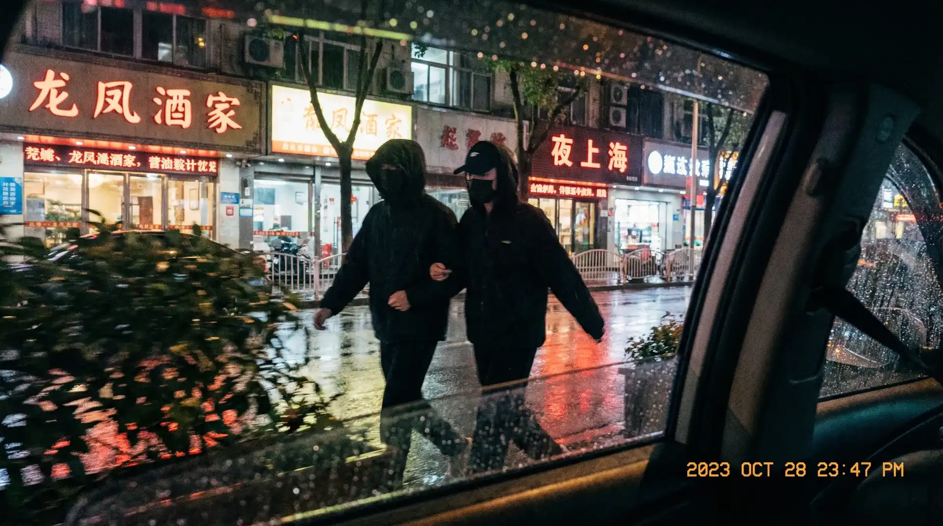亚洲一区 - 顶流明星深夜密会现场抓拍照片